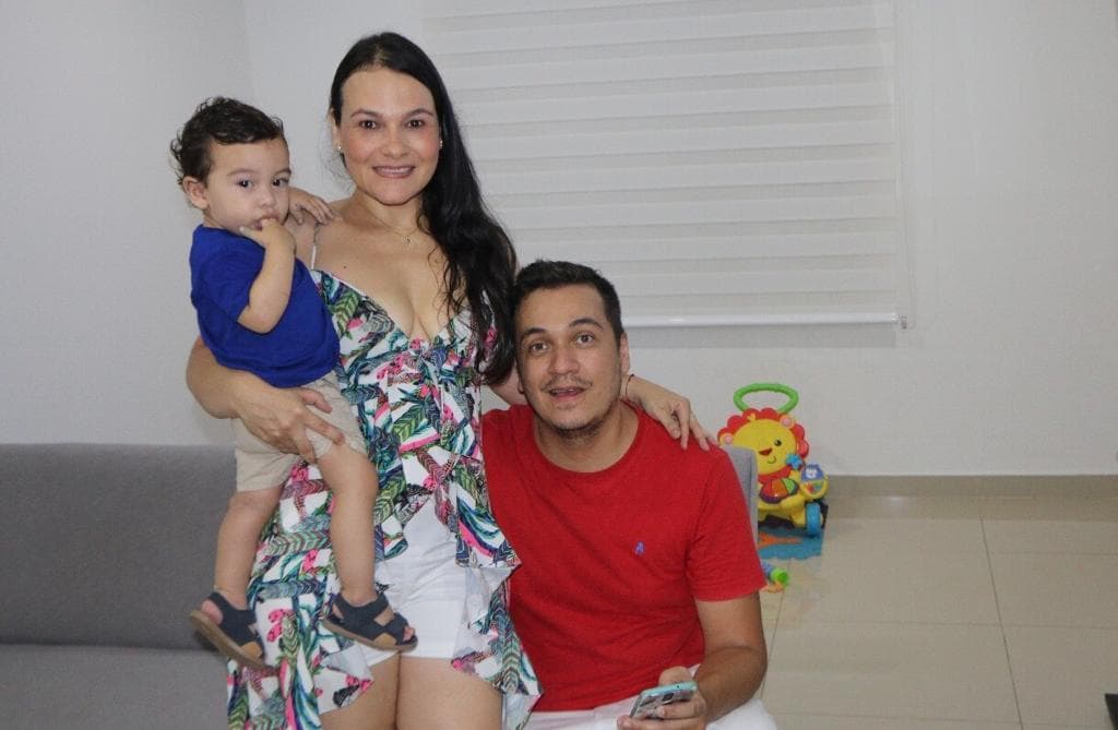 A la cumpleañera la acompaña su esposo, Diego Aldemar González.